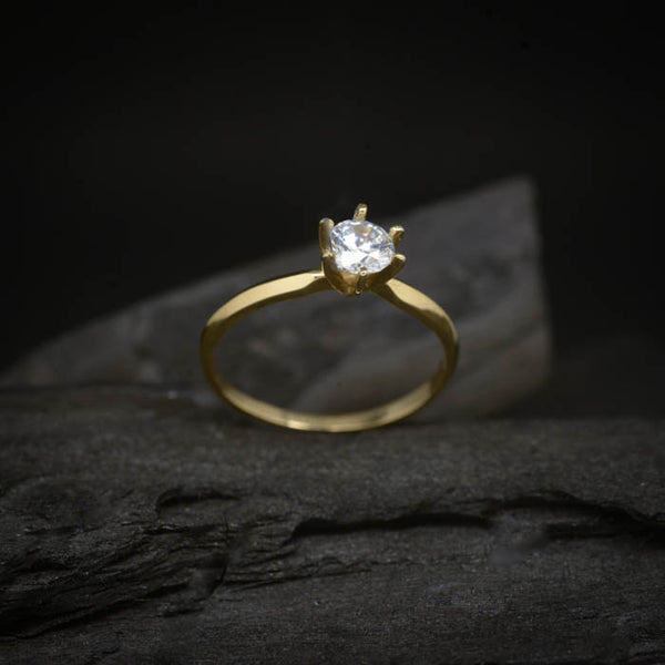 Anillo de compromiso con diamante natural central de .50ct corte brillante con certificación GIA elaborado en oro amarillo de 14k