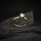 Anillo de compromiso con diamante de laboratorio central de .50ct con certificado IGI realizado en oro amarillo 14 kilates