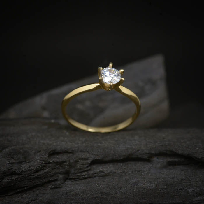 Anillo de compromiso con diamante de laboratorio central de .50ct con certificado IGI realizado en oro amarillo 14 kilates