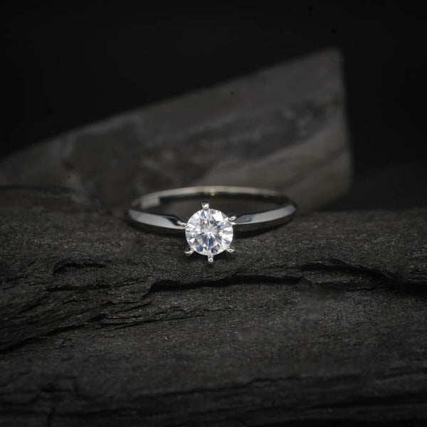 Anillo de compromiso con moissanita de .50ct corte brillante con certificado GRA elaborado en oro blanco de 14k