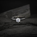Anillo de compromiso con diamante de laboratorio central de .50ct con certificado IGI realizado en oro blanco 14 kilates