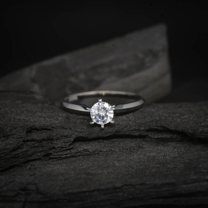 Anillo de compromiso con diamante de laboratorio central de .50ct con certificado IGI realizado en oro blanco 14 kilates