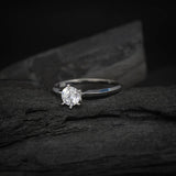 Anillo de compromiso con diamante de laboratorio central de .50ct con certificado IGI realizado en oro blanco 14 kilates