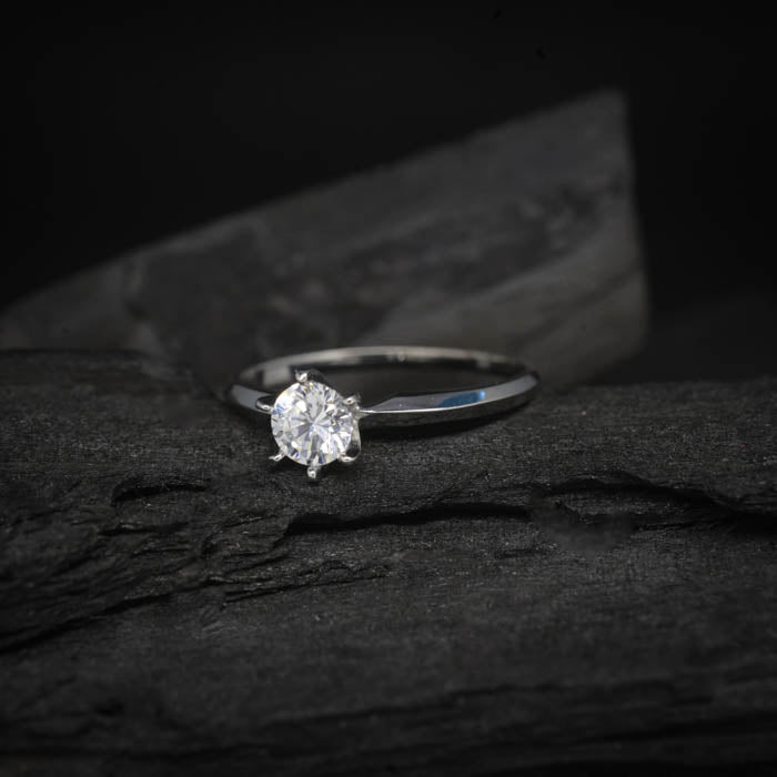 Anillo de compromiso con diamante de laboratorio central de .50ct con certificado IGI realizado en oro blanco 14 kilates