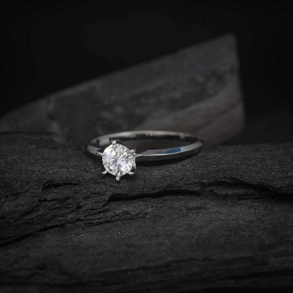 Anillo de compromiso con diamante natural central de .50ct corte brillante con certificación GIA elaborado en oro blanco de 14k