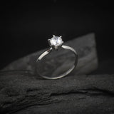 Anillo de compromiso con diamante de laboratorio central de .50ct con certificado IGI realizado en oro blanco 14 kilates