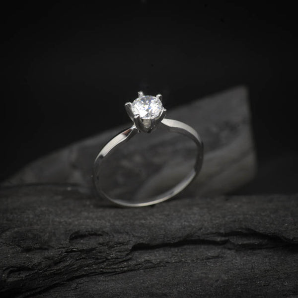 Anillo de compromiso con diamante de laboratorio central de .50ct con certificado IGI realizado en oro blanco 14 kilates