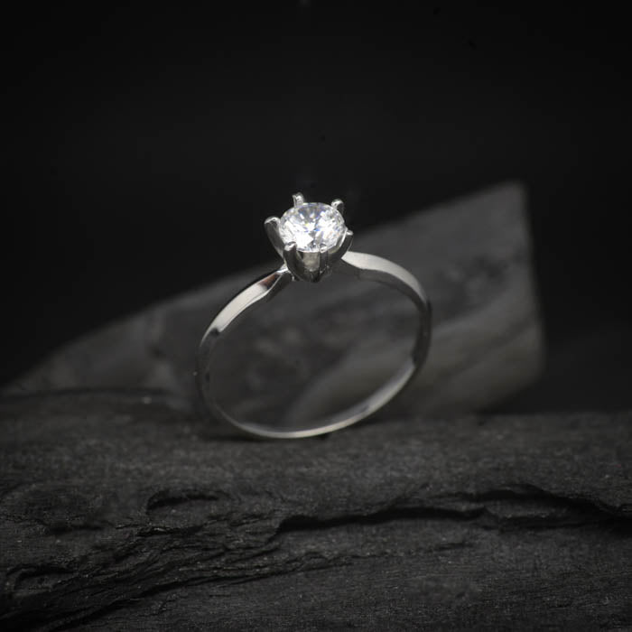 Anillo de compromiso con moissanita de .50ct corte brillante con certificado GRA elaborado en oro blanco de 14k