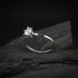 Anillo de compromiso con diamante de laboratorio central de .50ct con certificado IGI realizado en oro blanco 14 kilates