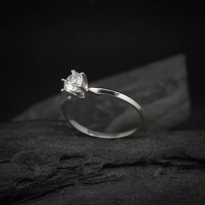 Anillo de compromiso con moissanita de .50ct corte brillante con certificado GRA elaborado en oro blanco de 14k