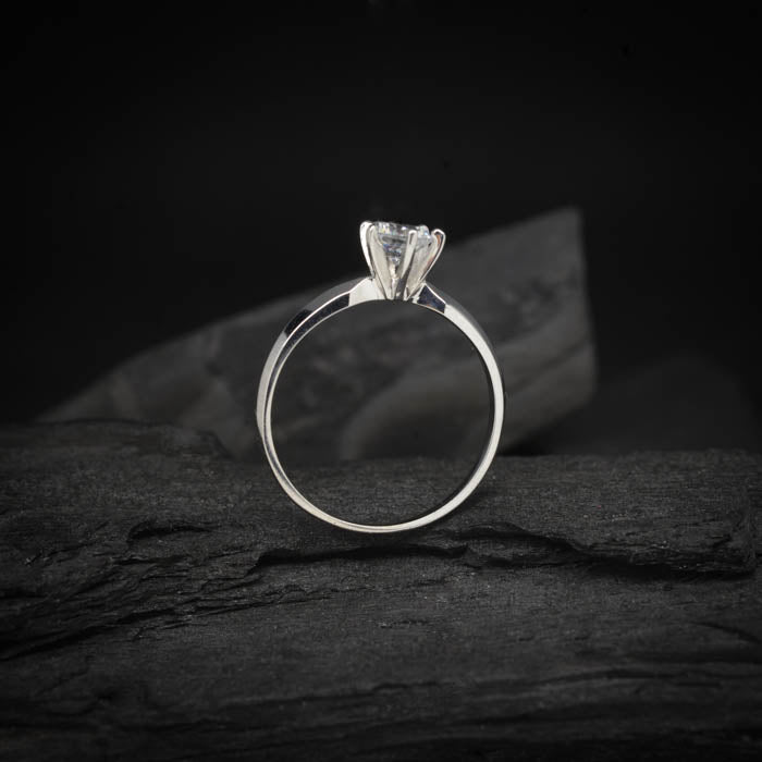 Anillo de compromiso con diamante de laboratorio central de .50ct con certificado IGI realizado en oro blanco 14 kilates