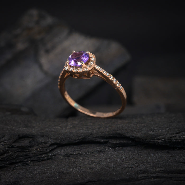 Anillo de compromiso con amatista natural y 32 diamantes naturales laterales elaborado en oro rosa de 14 kilates