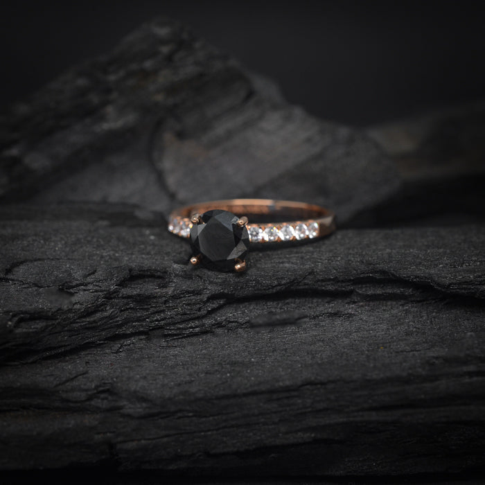Anillo de compromiso con diamante negro natural central de 1.5ct y cristales laterales elaborado en oro rosa de 14 kilates
