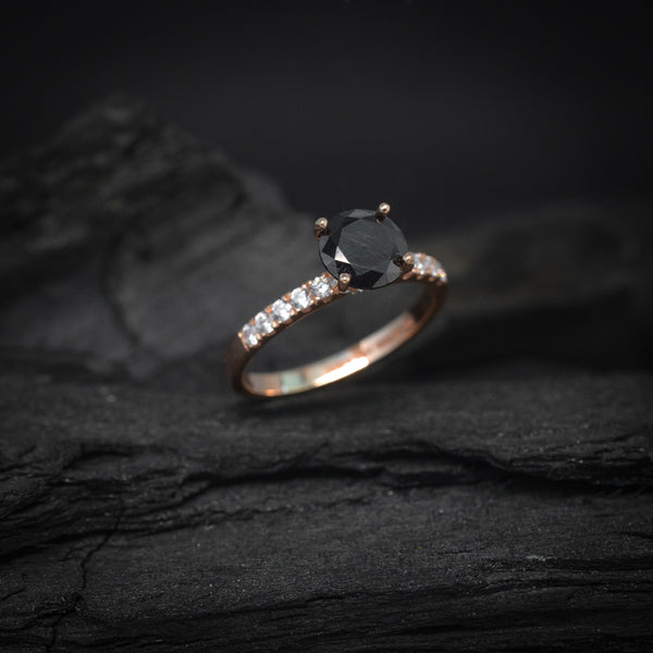 Anillo de compromiso con diamante negro natural de 1.5ct y 20 diamantes laterales elaborado en oro rosa de 14 kilates