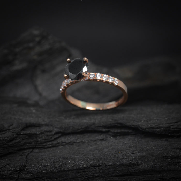 Anillo de compromiso con diamante negro natural central de 1.5ct y .25ct de diamantes naturales laterales elaborado en oro rosa de 14 kilates
