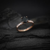 Anillo de compromiso con diamante negro natural central de 1.5ct y .25ct de diamantes naturales laterales elaborado en oro rosa de 14 kilates
