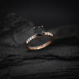 Anillo de compromiso con diamante negro natural central de 1.5ct y cristales laterales elaborado en oro rosa de 14 kilates