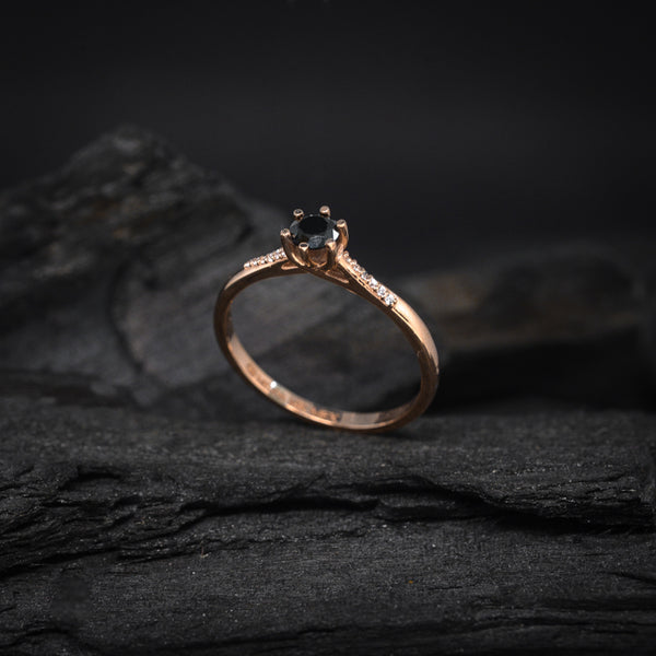 Anillo de compromiso con diamante negro natural de .40ct y 12 diamantes laterales elaborado en oro rosa de 14 kilates
