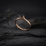Anillo de compromiso con diamante negro natural central de .40ct y cristales laterales elaborado en oro rosa de 14 kilates