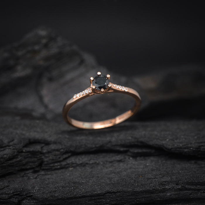 Anillo de compromiso con diamante negro natural central de .40ct y 12 diamantes naturales laterales elaborado en oro rosa de 14 kilates