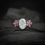 Anillo de compromiso con moissanita de 3.0ct corte oval con certificado GRA, zafiros naturales laterales elaborado en oro blanco de 14k