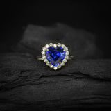Anillo de compromiso con zafiro natural de 1.0ct corte corazón y 18 diamantes naturales elaborado en oro blanco de 14k