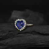 Anillo de compromiso con zafiro natural de 1.0ct corte corazón y 18 diamantes naturales elaborado en oro blanco de 14k