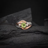 Anillo de compromiso con peridoto natural y diamantes naturales laterales elaborado en oro rosa y blanco de 14 kilates