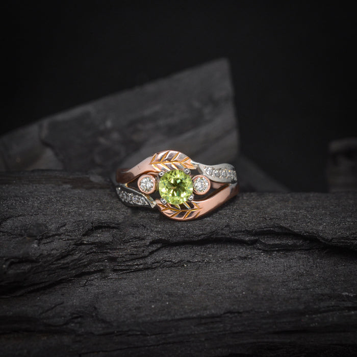 Anillo de compromiso con peridoto natural y diamantes naturales laterales elaborado en oro rosa y blanco de 14 kilates