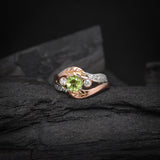 Anillo de compromiso con peridoto natural y diamantes naturales laterales elaborado en oro rosa y blanco de 18 kilates