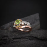 Anillo de compromiso con peridoto natural y diamantes naturales laterales elaborado en oro rosa y blanco de 18 kilates