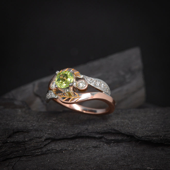 Anillo de compromiso con peridoto natural y diamantes naturales laterales elaborado en oro rosa y blanco de 14 kilates