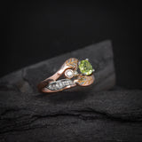 Anillo de compromiso con peridoto natural y diamantes naturales laterales elaborado en oro rosa y blanco de 18 kilates