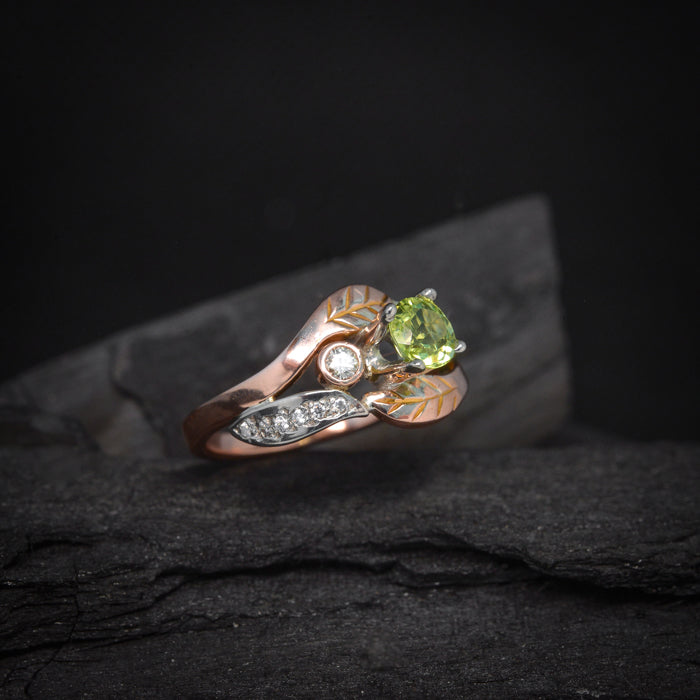 Anillo de compromiso con peridoto natural y diamantes naturales laterales elaborado en oro rosa y blanco de 18 kilates