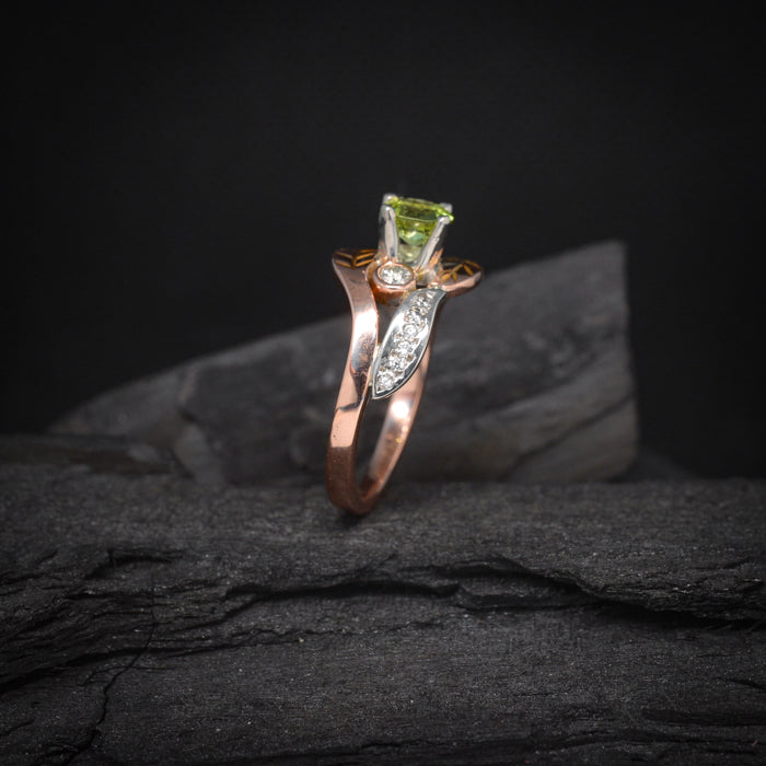 Anillo de compromiso con peridoto natural y diamantes naturales laterales elaborado en oro rosa y blanco de 18 kilates