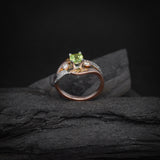 Anillo de compromiso con peridoto natural y diamantes naturales laterales elaborado en oro rosa y blanco de 14 kilates