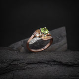 Anillo de compromiso con peridoto natural y diamantes naturales laterales elaborado en oro rosa y blanco de 18 kilates