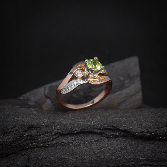 Anillo de compromiso con peridoto natural y diamantes naturales laterales elaborado en oro rosa y blanco de 14 kilates