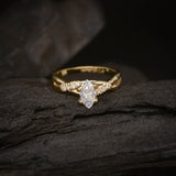 Anillo de compromiso con moissanita de .50ct corte marquise con certificado GRA y 8 diamantes naturales laterales elaborado en oro amarillo de 14 kilates