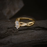 Anillo de compromiso con moissanita de .50ct corte marquise con certificado GRA y 8 diamantes naturales laterales elaborado en oro amarillo de 14 kilates
