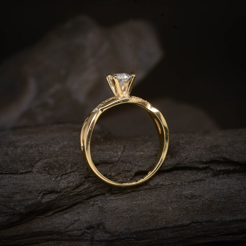 Anillo de compromiso con moissanita de .50ct corte marquise con certificado GRA y 8 diamantes naturales laterales elaborado en oro amarillo de 14 kilates