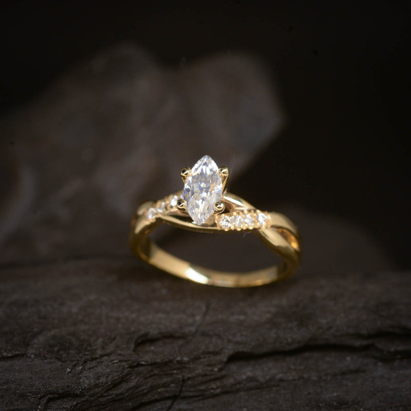 Anillo de compromiso con moissanita de .50ct corte marquise con certificado GRA y 8 diamantes naturales laterales elaborado en oro amarillo de 14 kilates