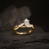 Anillo de compromiso con moissanita de .50ct corte marquise con certificado GRA y 8 diamantes naturales laterales elaborado en oro amarillo de 14 kilates