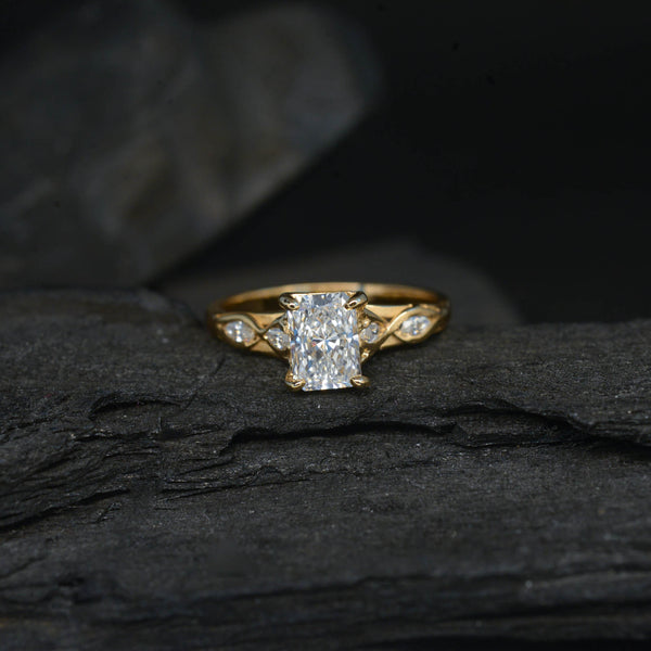 Anillo de compromiso con diamante natural de 1.0ct corte radiante con certificación GIA y 4 diamantes naturales elaborado en oro amarillo de 14k