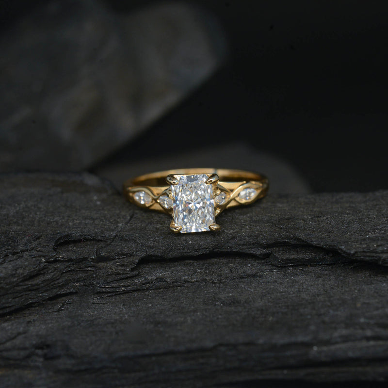 Anillo de compromiso con diamante natural de 1.0ct corte radiante con certificación GIA y 4 diamantes naturales elaborado en oro amarillo de 14k