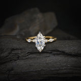 Anillo de compromiso con moissanita marquise de 2.0ct con certificado GRA y moissanitas laterales elaborado en oro amarillo de 14 kilates