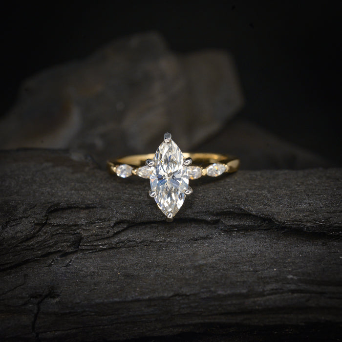 Anillo de compromiso con moissanita marquise de 2.0ct con certificado GRA y moissanitas laterales elaborado en oro amarillo de 14 kilates