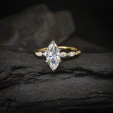 Anillo de compromiso con moissanita marquise de 2.0ct con certificado GRA y moissanitas laterales elaborado en oro amarillo de 14 kilates