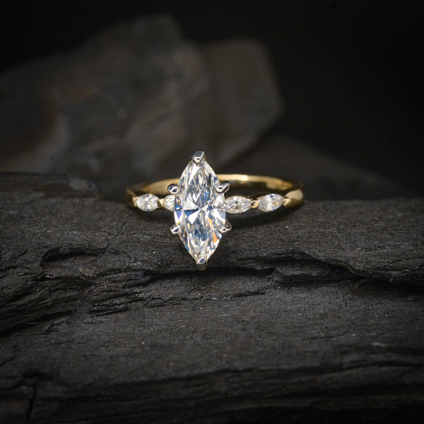 Anillo de compromiso con diamante de laboratorio marquise de 2.0ct con certificado IGI y diamantes de laboratorio laterales elaborado en oro amarillo de 14 kilates
