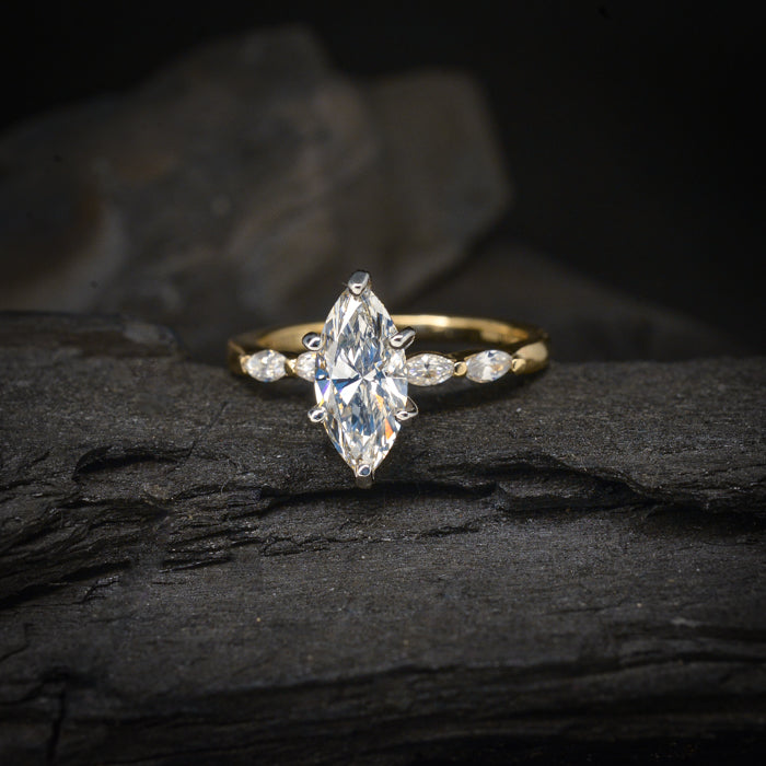 Anillo de compromiso con moissanita marquise de 2.0ct con certificado GRA y moissanitas laterales elaborado en oro amarillo de 14 kilates